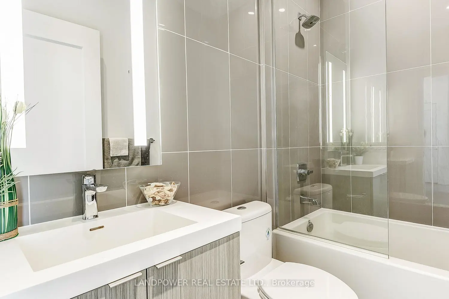 Additional image 16 of 585 Bloor Street 415