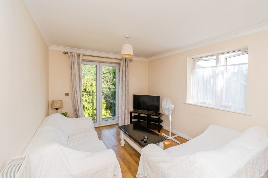 Additional image 3 of 2 bed flat for saleThe Dell, Southampton SO15