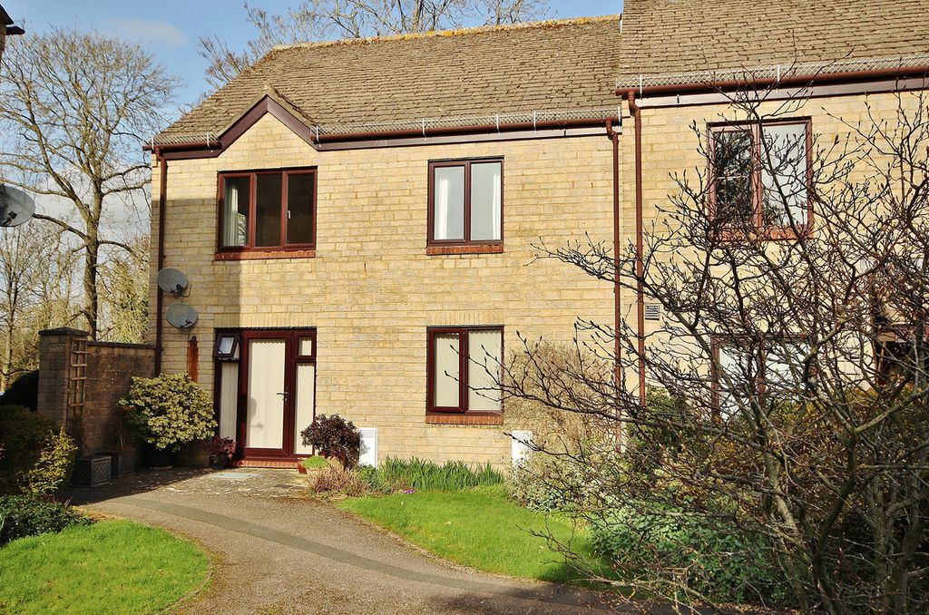 Additional image 4 of 2 bed flat for saleRiverside Gardens, Witney OX28