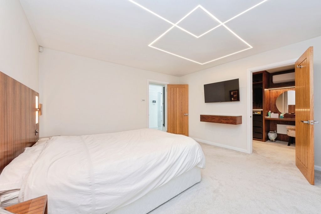 Additional image 8 of 4 bed bungalow for saleGrafton Road, Worcester Park, Surrey KT4