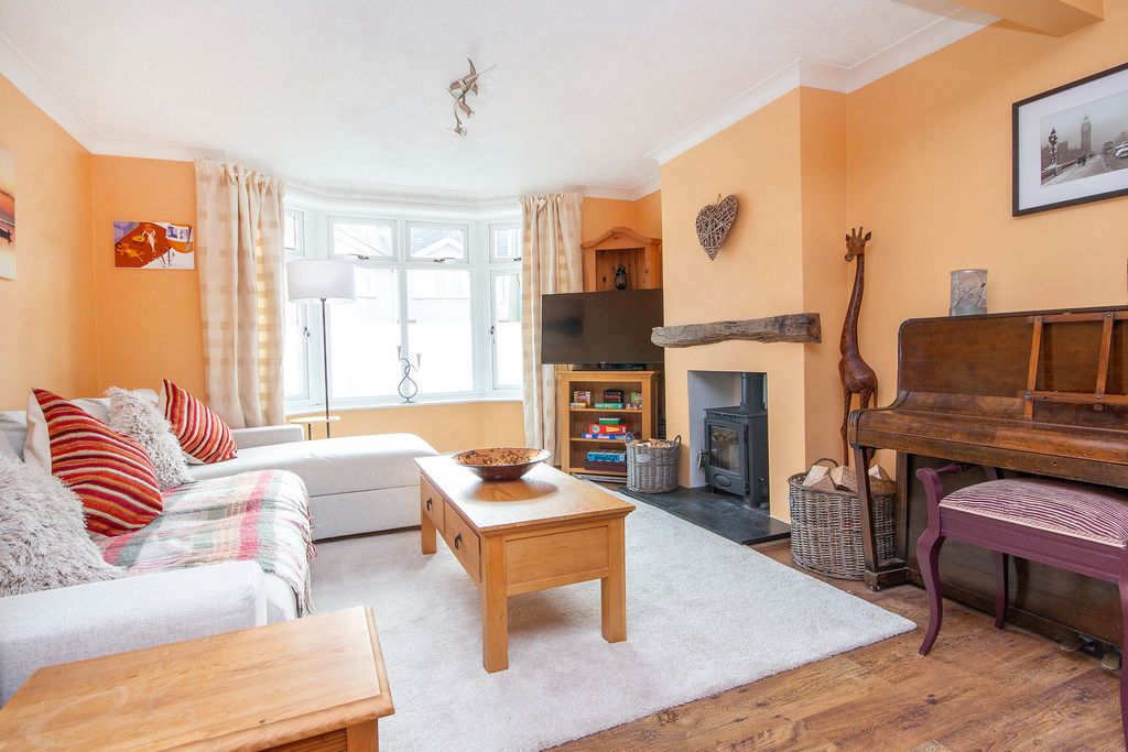 3 bed terraced house for saleDowns Park Crescent, Eling SO40 photo 4