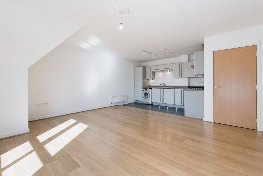 2 bed flat for saleArchers Road, Southampton SO15 photo 3