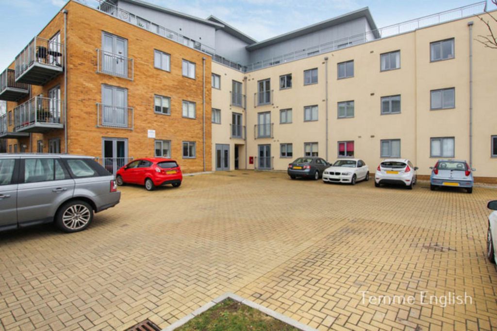 2 bed flat for saleGolden Jubilee Way, Ramsden Court Golden Jubilee Way SS12