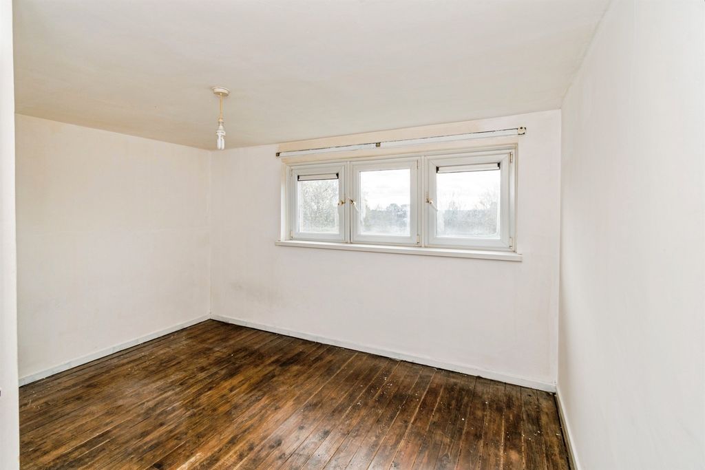 2 bed flat for saleSummit Way, Southampton SO18 photo 2