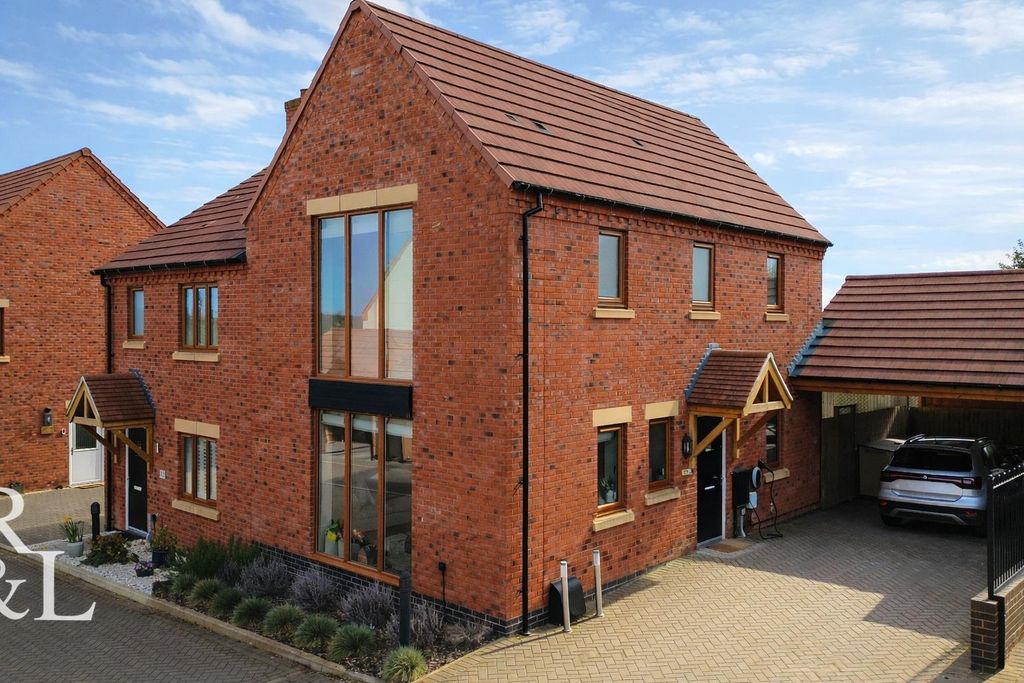 3 bed semi-detached house for salePoplar Close, Overseal DE12