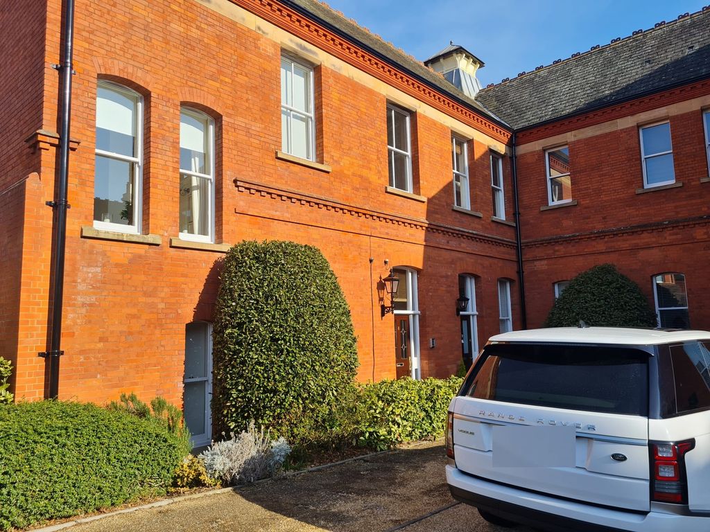 2 bed flat for saleRichmond Drive, Woodford Green IG8