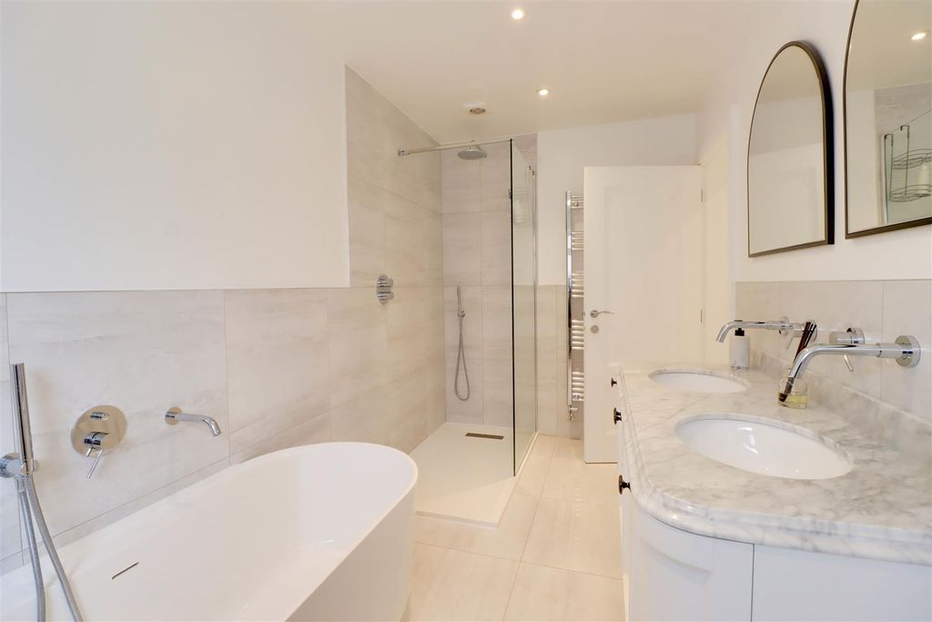 Additional image 12 of 3 bed detached bungalow for saleSugden Avenue, Wickford SS12