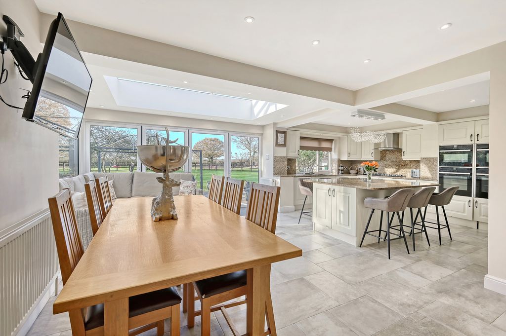 Additional image 3 of 5 bed bungalow for saleHighcliffe Drive, Wickford SS12