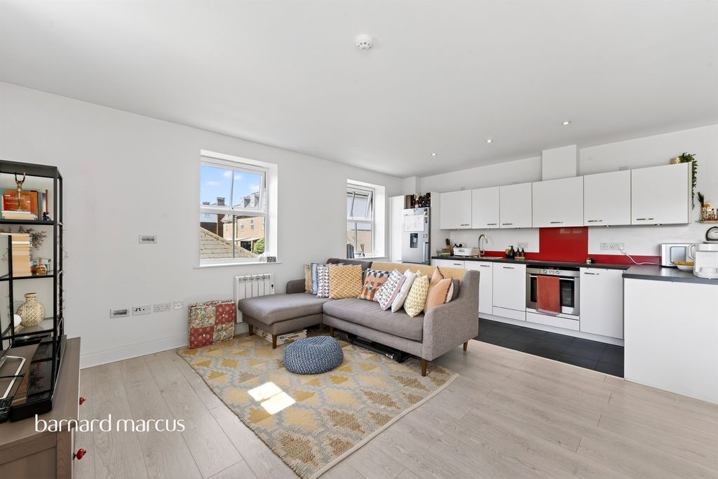 Additional image 5 of 2 bed flat for saleBeaumont Drive, Worcester Park KT4