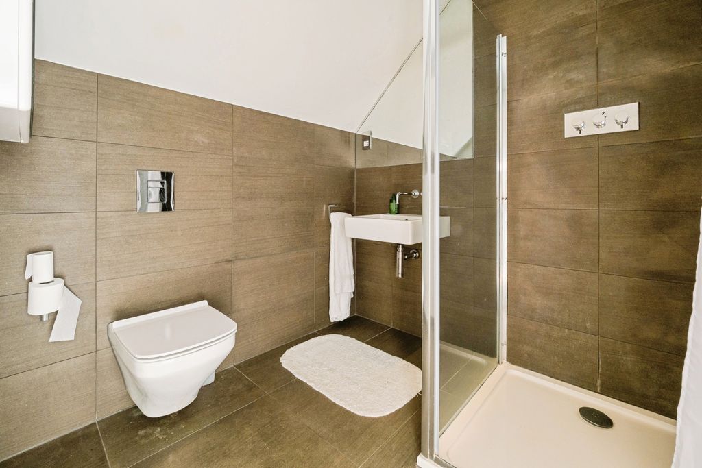 Additional image 10 of 3 bed flat for saleJohnston Road, Woodford Green IG8