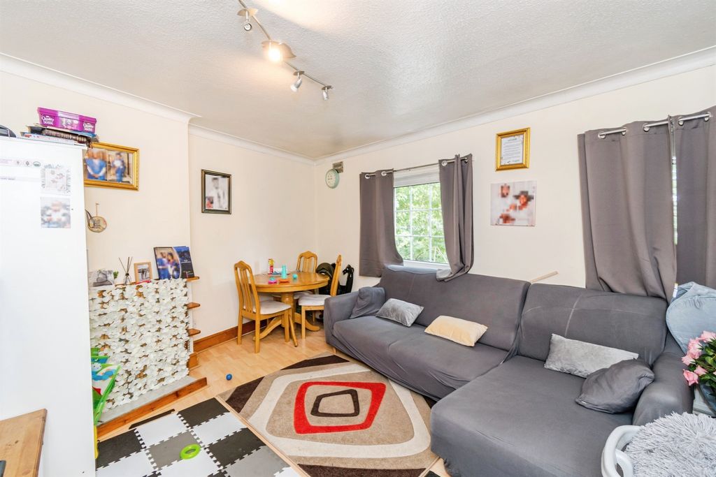 2 bed flat for saleWide Lane, Southampton SO18 photo 3