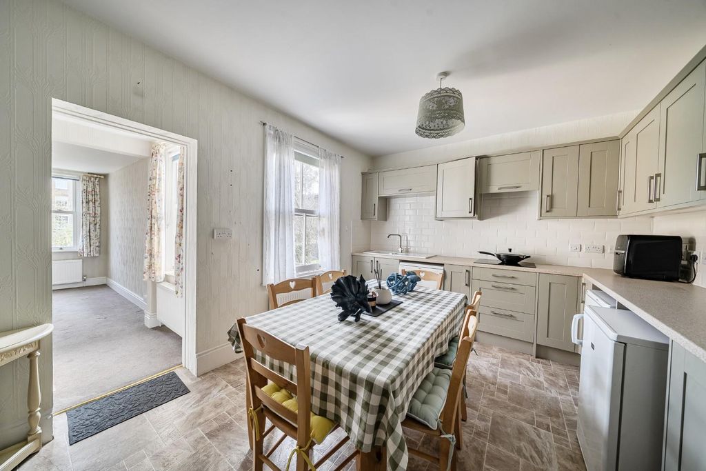Additional image 6 of 2 bed maisonette for saleDorset Road, Windsor SL4
