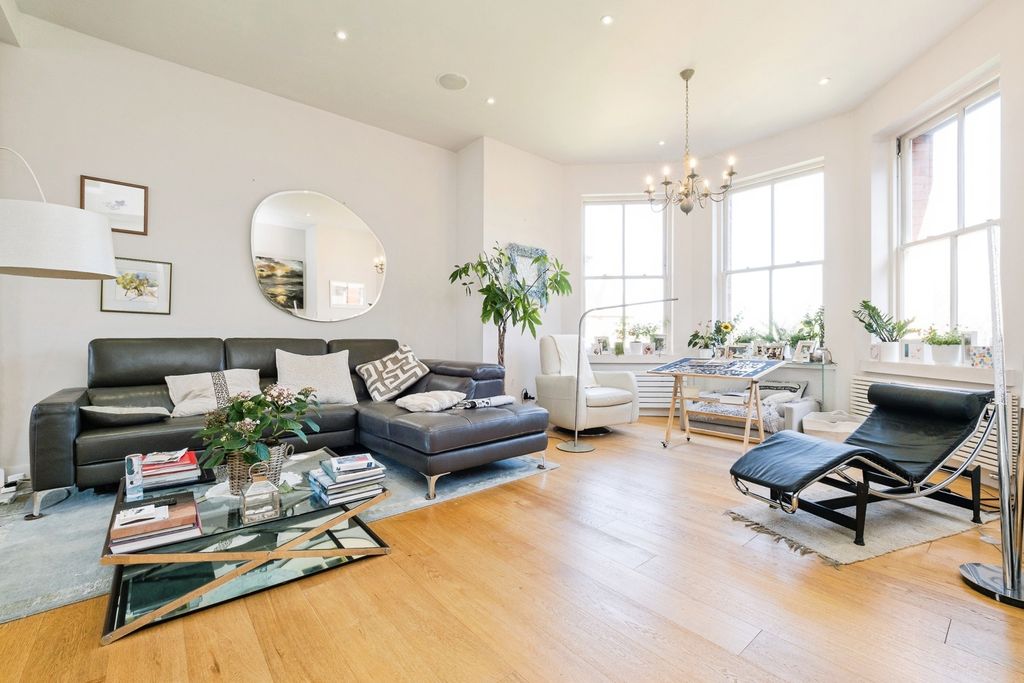 Additional image 5 of 3 bed flat for saleBartholomew House, Richmond Drive, Woodford Green IG8
