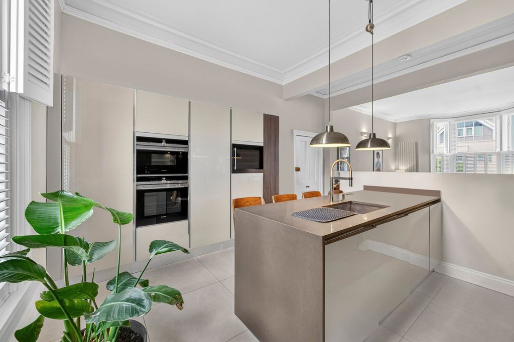 2 bed flat for saleMontague Road, Richmond TW10