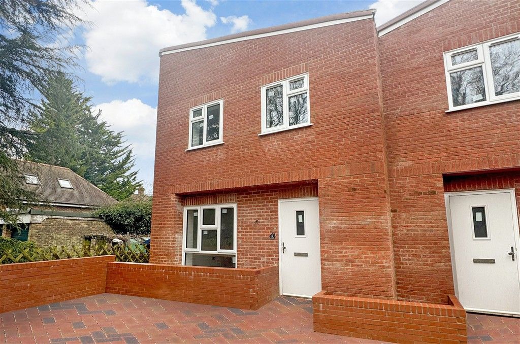 5 bed semi-detached house for saleStation Approach, Whyteleafe, Surrey CR3 photo 2