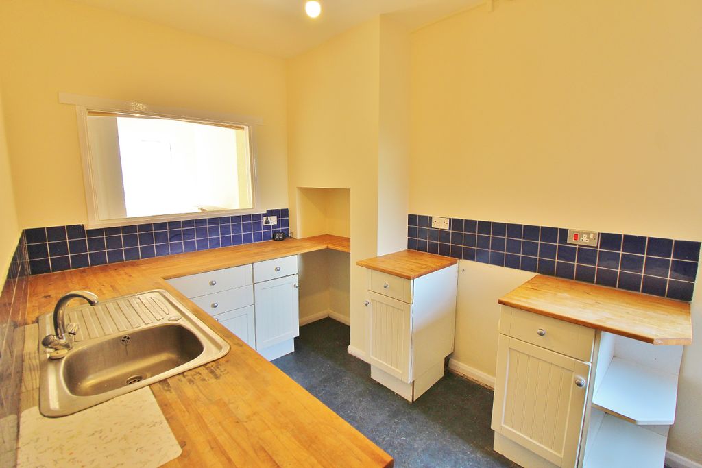 2 bed terraced house for saleSeafield Road, Copnor PO3 photo 5