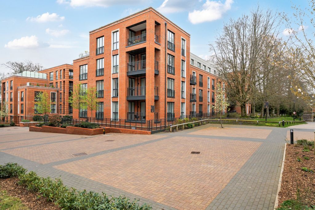 2 bed flat for saleFellowes Rise, Winchester, Hampshire SO22