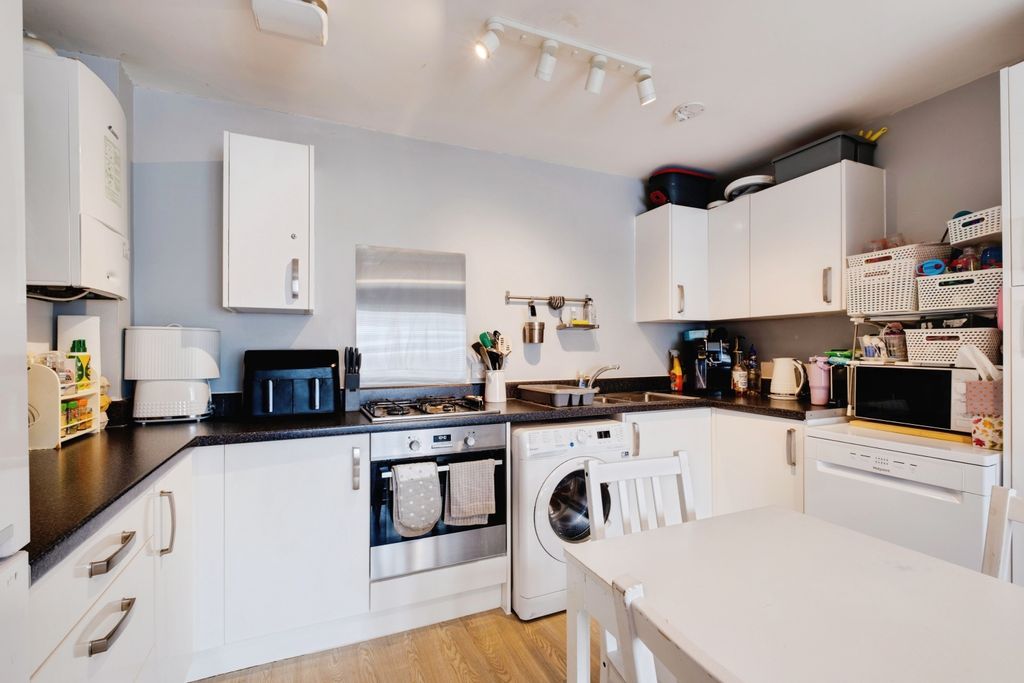 Additional image 4 of 2 bed flat for saleQueen Katherine Road, Lymington SO41