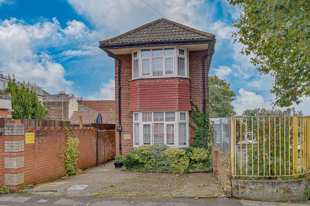 Additional image 2 of 3 bed detached house for saleCedar Road, Southampton SO14