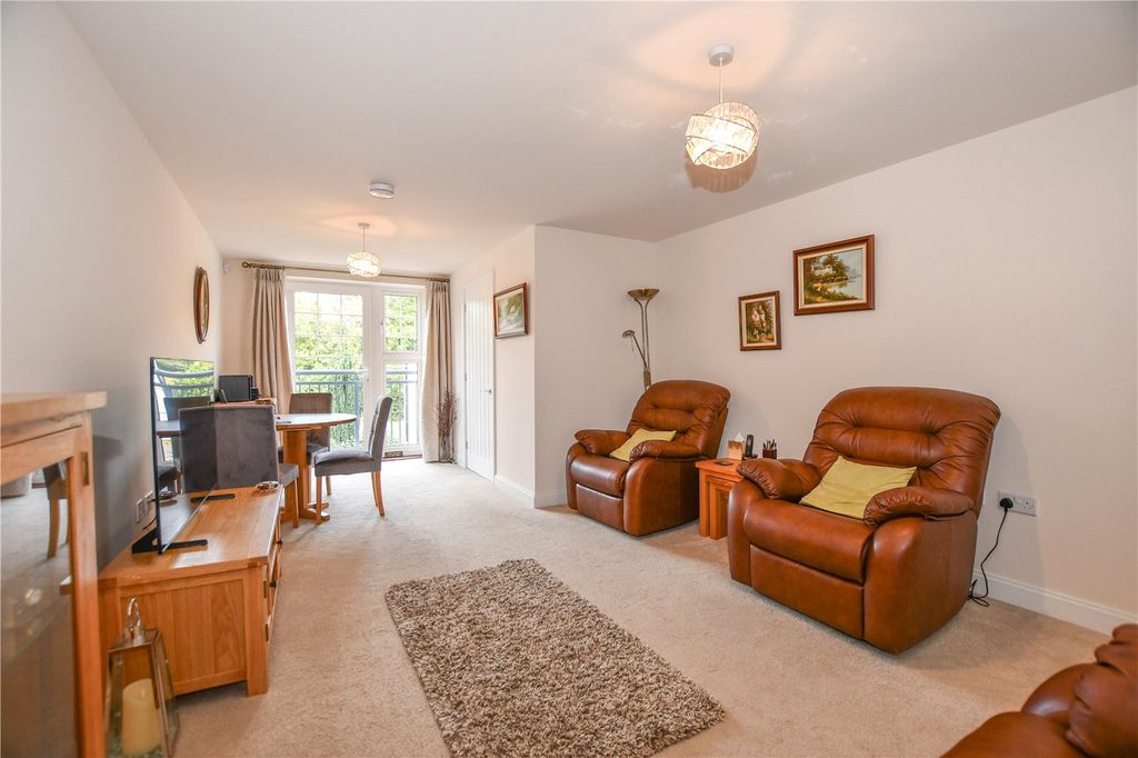 2 bed flat for saleReading Road, Wokingham, Berkshire RG41 photo 2