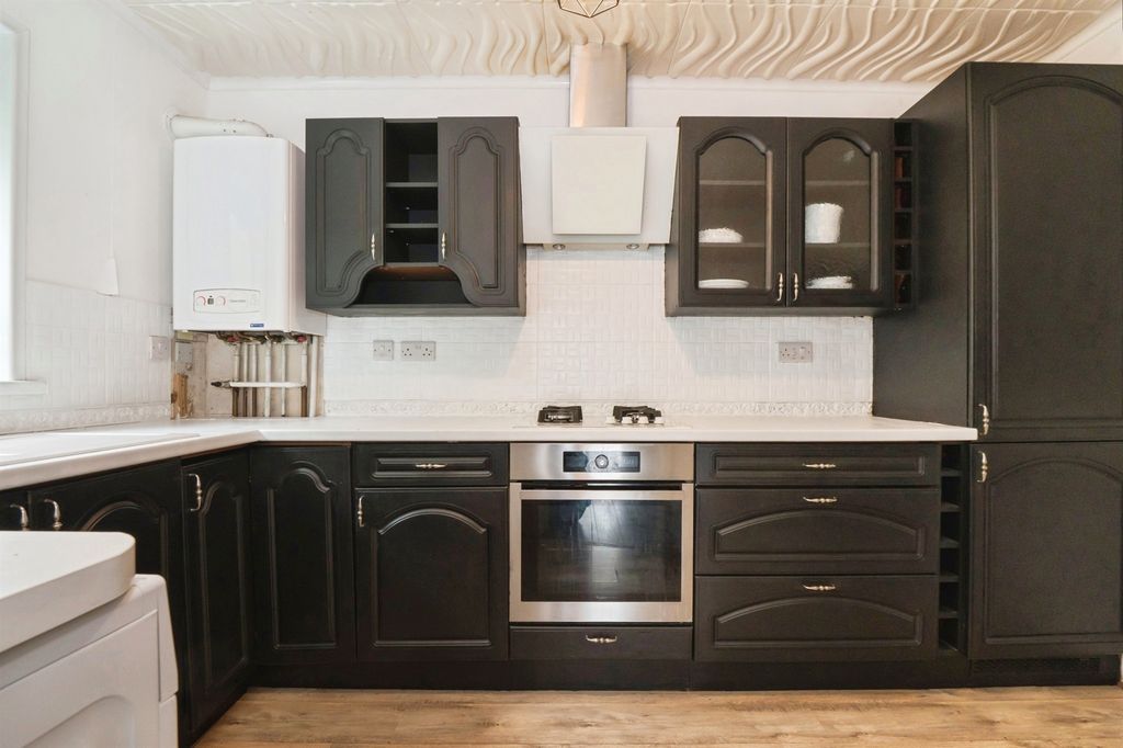2 bed flat for saleBerwick Close, Southampton SO16 photo 4