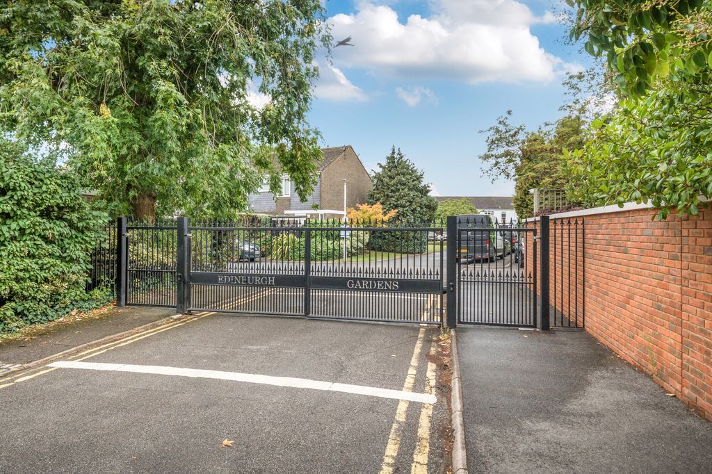 Additional image 2 of 3 bed maisonette for saleEdinburgh Gardens, Windsor SL4