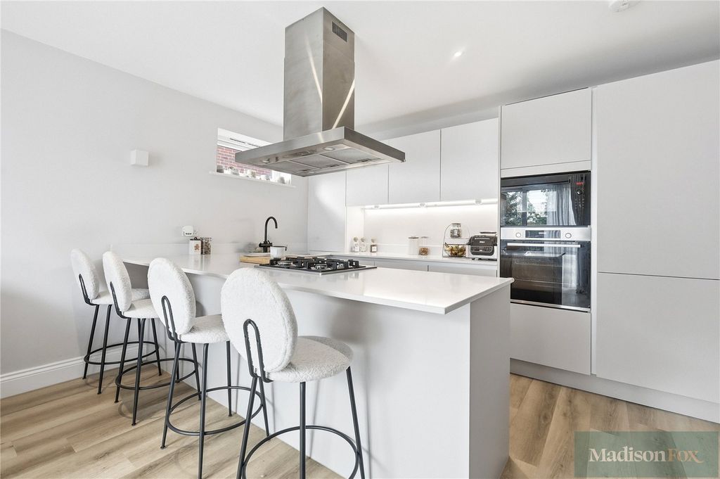 Additional image 2 of 3 bed flat for saleWest Grove, Woodford Green IG8
