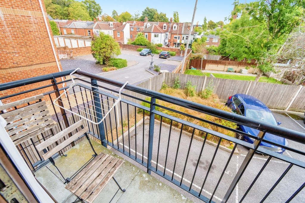 Additional image 2 of 2 bed flat for saleHill Lane, Southampton, Hampshire SO15