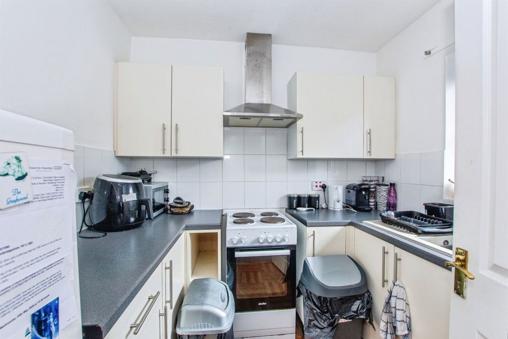 2 bed flat for saleMill Close, Wisbech PE13 photo 4