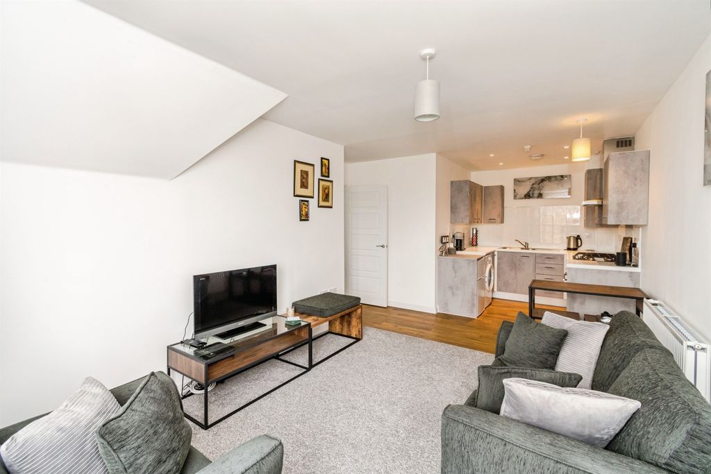 2 bed flat for saleMoore Close, Southampton SO15 photo 3