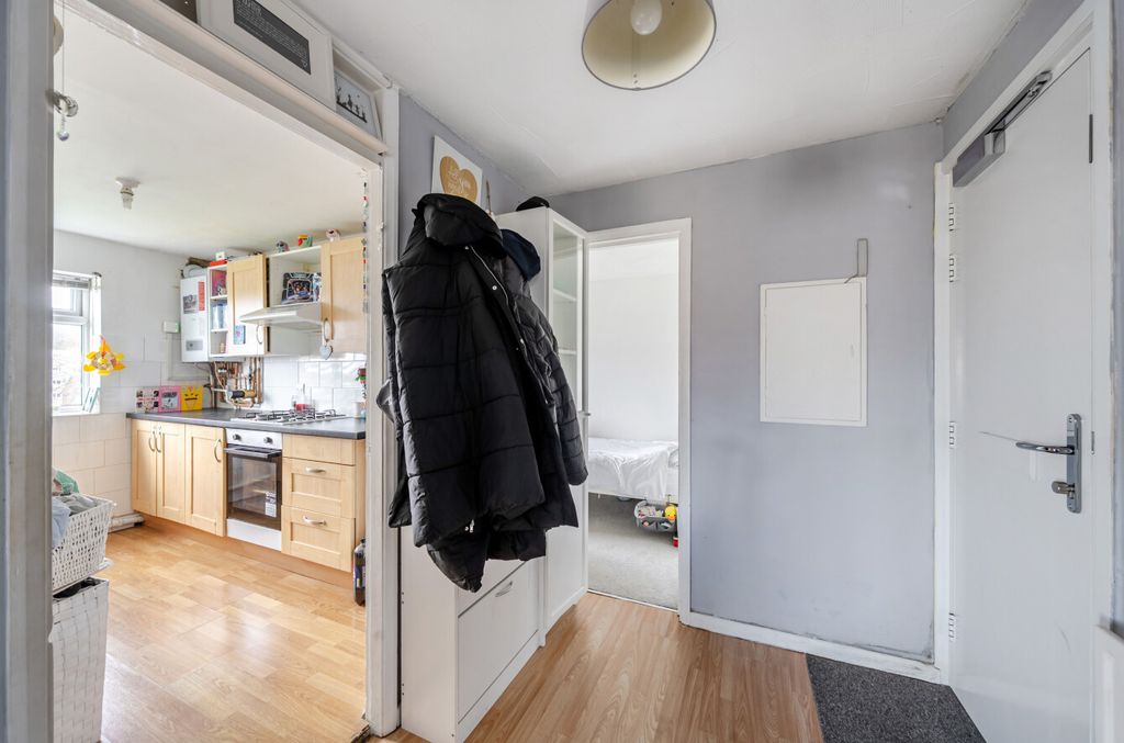 2 bed flat for saleMiddleton Close, Townhill Park, Southampton, Hampshire SO18 photo 4