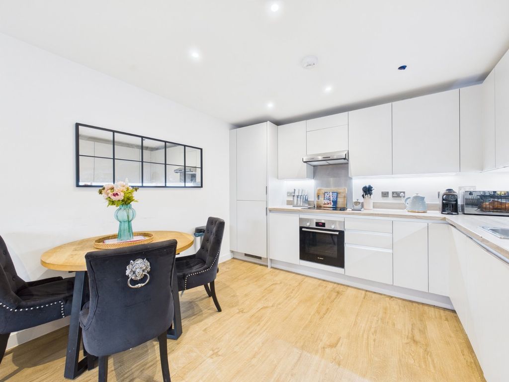 2 bed flat for salePitcher Lane, Ashford, Surrey TW15