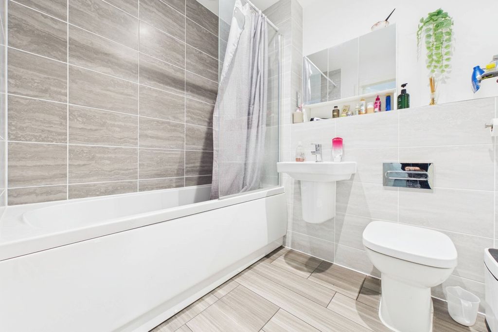 Additional image 9 of 3 bed flat for saleWellington Road, Wokingham, Berkshire RG40