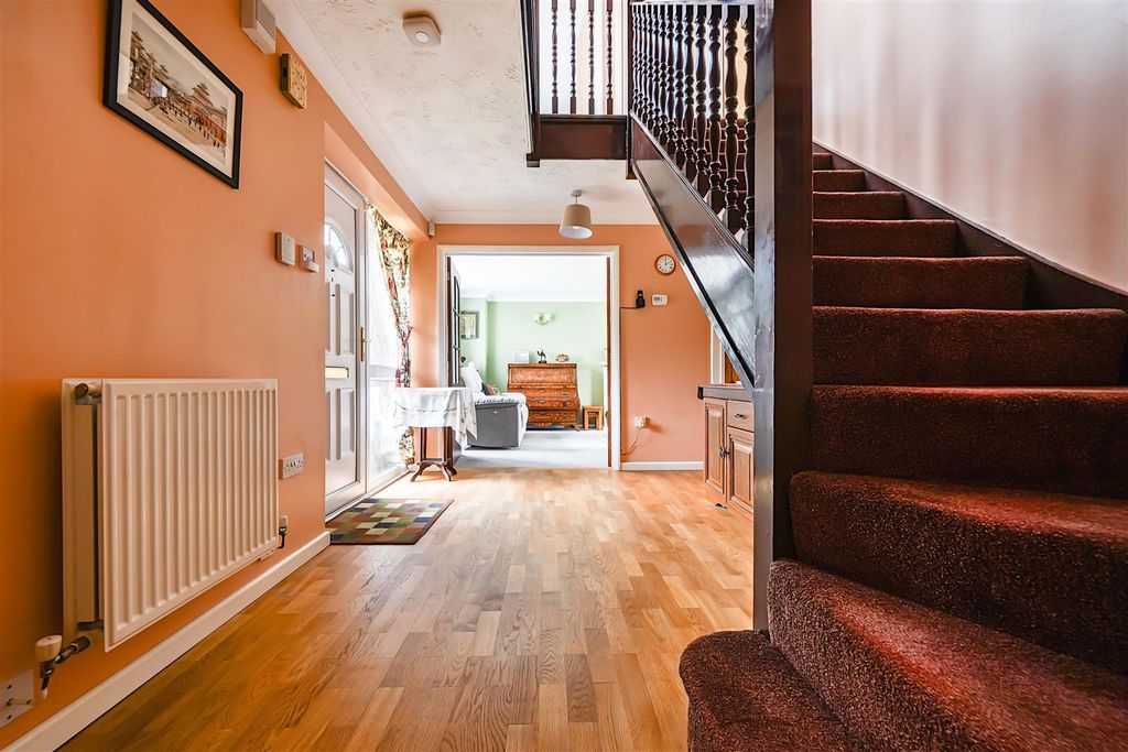 Additional image 8 of 5 bed detached house for saleDunsmore Gardens, Yateley, Hampshire GU46