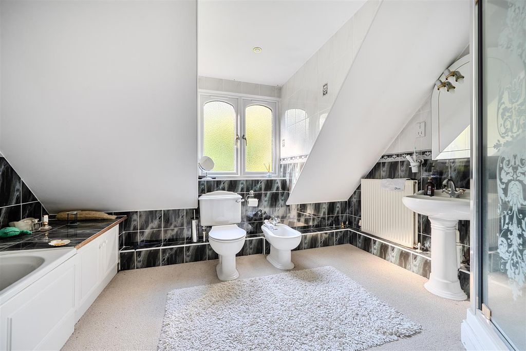 Additional image 17 of 5 bed detached house for saleWarren Lane, Finchampstead, Berkshire RG40