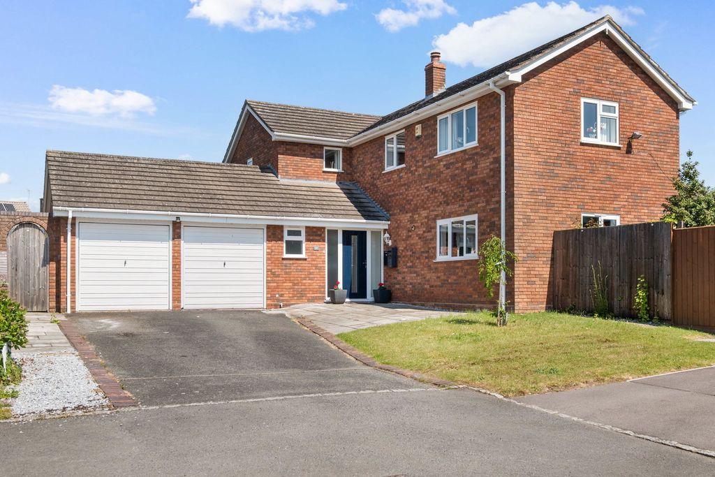 4 bed detached house for sale37 Eastbank Drive, Northwick, Worcester. WR3