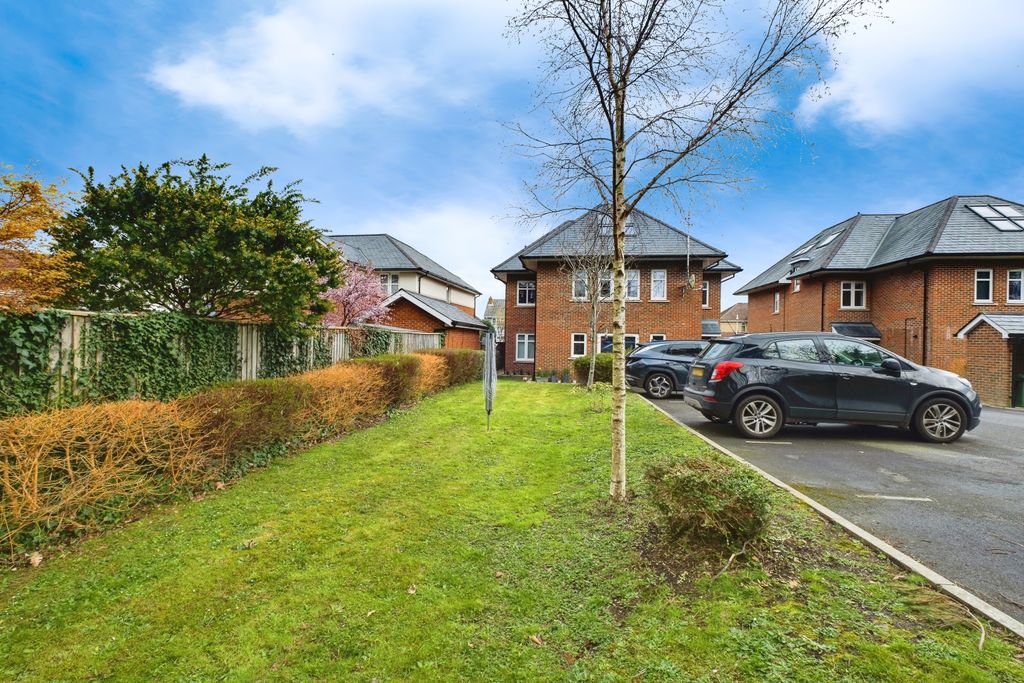 Additional image 14 of 2 bed flat for saleQueen Katherine Road, Lymington SO41