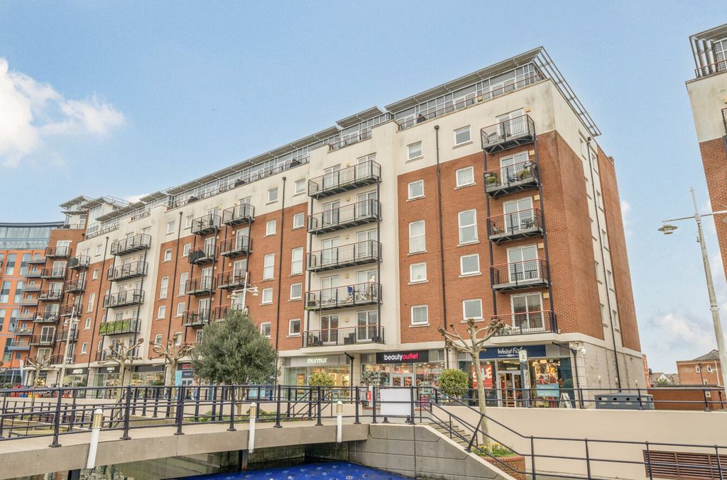 2 bed flat for saleThe Canalside, Gunwharf Quays, Portsmouth, Hampshire PO1