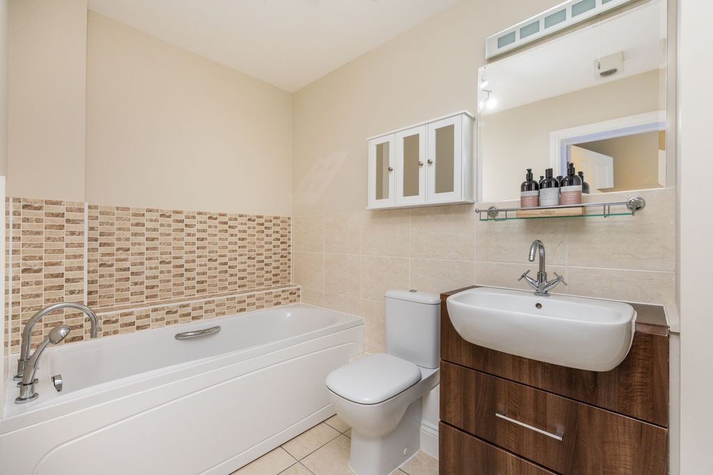Additional image 11 of 3 bed flat for saleMilesdown Place, Winchester SO23