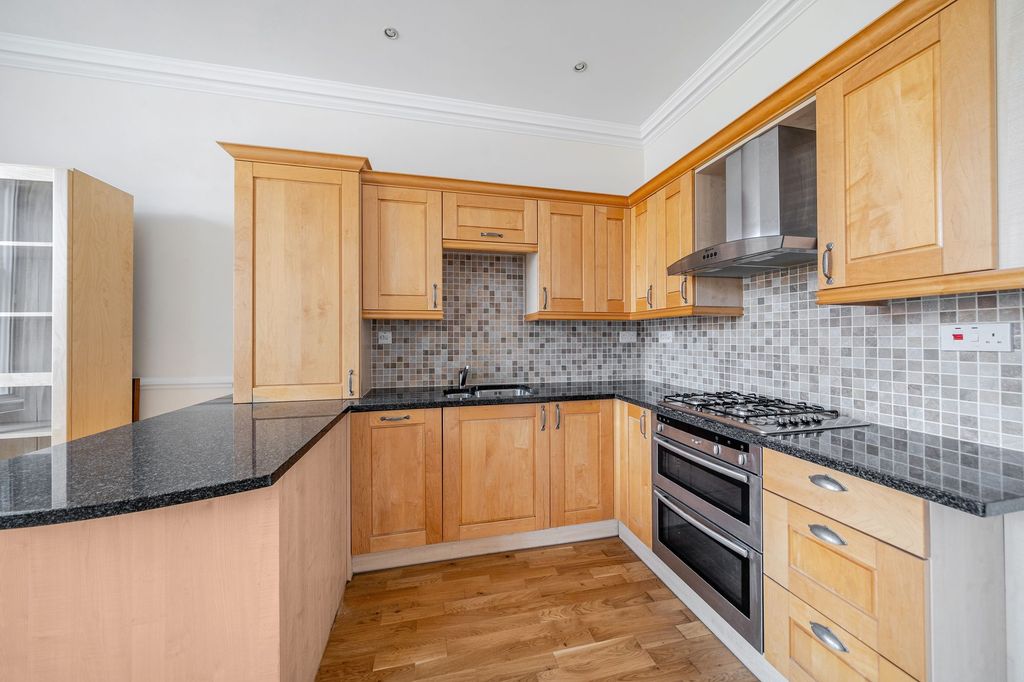 2 bed flat for saleWindsor SL4 photo 3