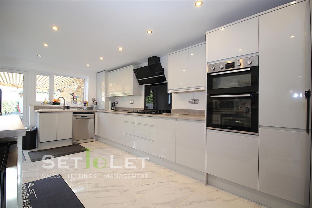 4 bed property for saleAsh Tree Road, Oadby, Leicester LE2