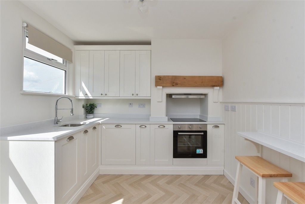 2 bed flat for saleMarine Parade, Whitstable, Kent CT5 photo 5
