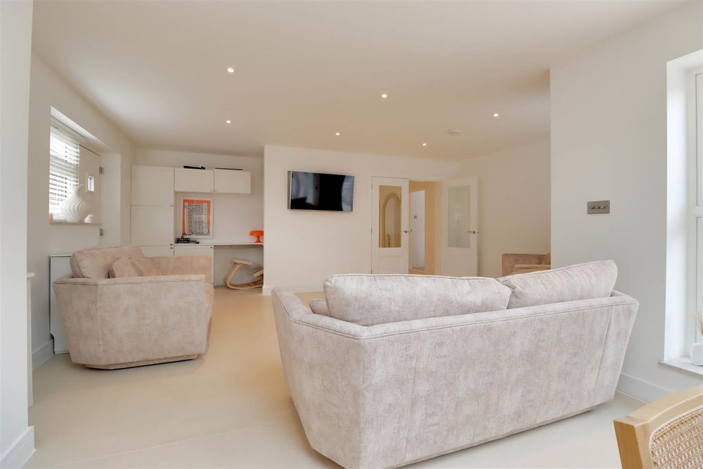 Additional image 4 of 3 bed detached bungalow for saleSugden Avenue, Wickford SS12