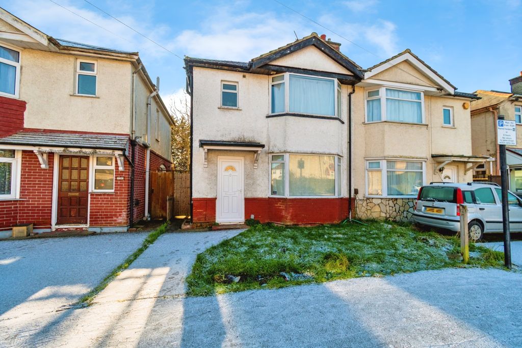 3 bed semi-detached house for saleHoneysuckle Road, Southampton SO16