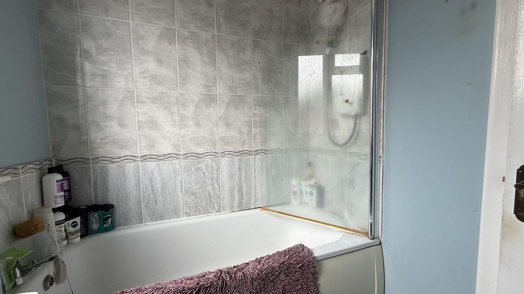 Additional image 4 of 2 bed flat for salePyle Street, Newport PO30