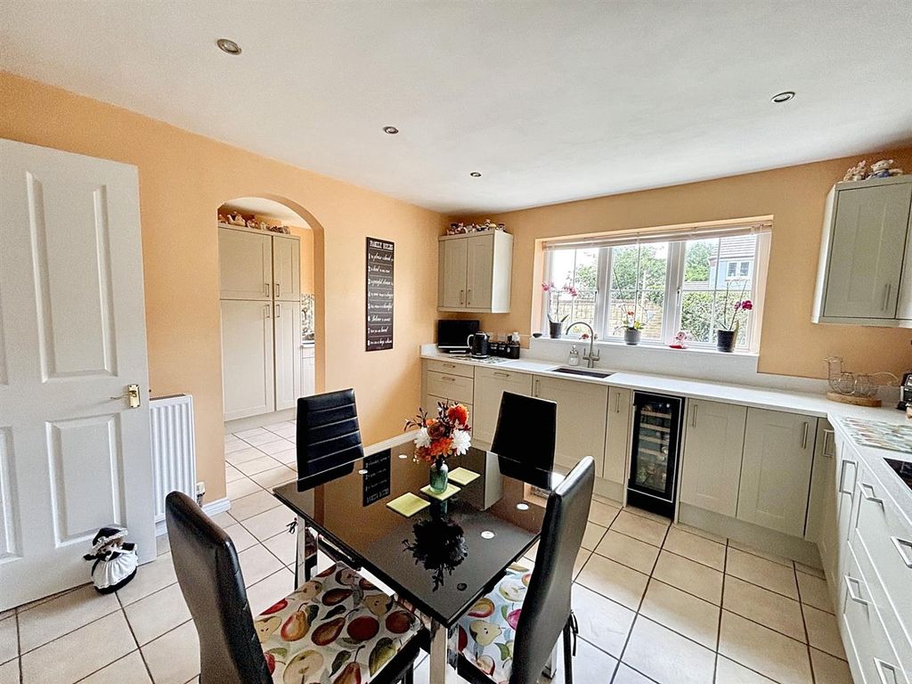 Additional image 5 of 4 bed detached house for saleHine Close, Gillingham SP8