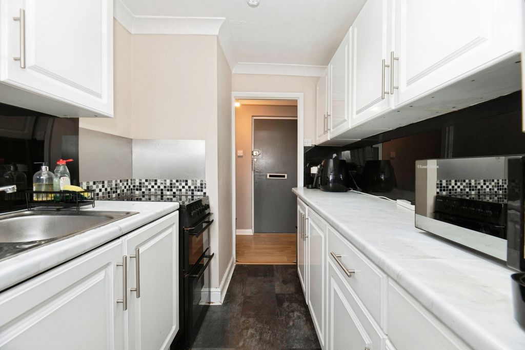 Additional image 5 of 2 bed flat for saleIdmiston Road, Worcester Park KT4