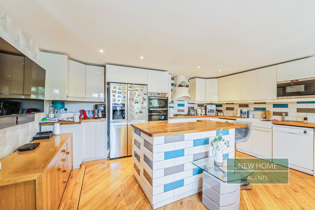 Additional image 4 of 4 bed detached bungalow for saleCanford Avenue, Wickford SS12