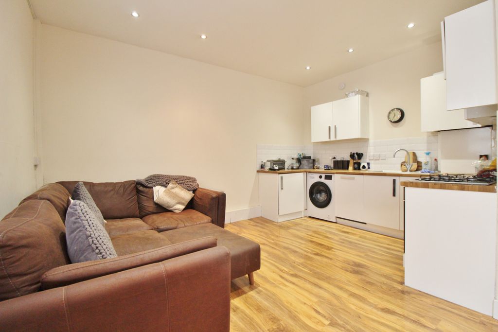 2 bed flat for saleStation Road, Copnor PO3 photo 2