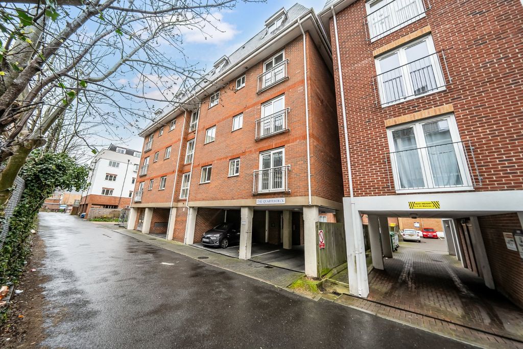 2 bed flat for saleVectis Way, Cosham, Hampshire PO6